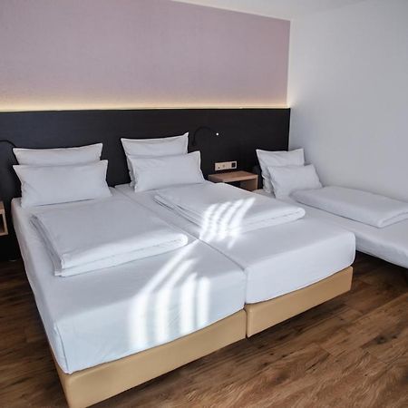 Hotel U7 เมทซิงเงน ภายนอก รูปภาพ